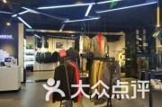 某百货商店服装柜在销售中发现